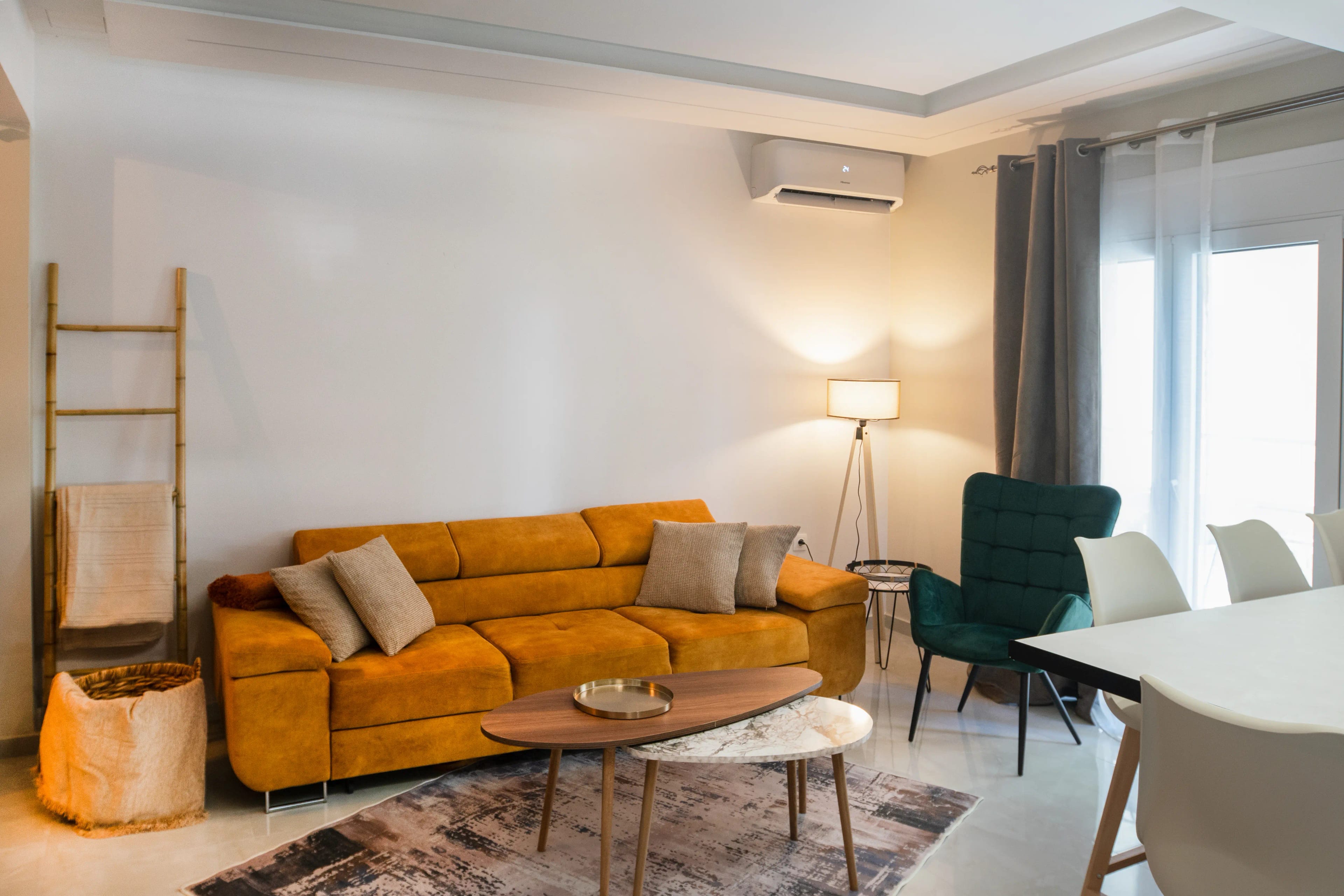 Valtinon Smart Corner Athens - Elegant Dining Area